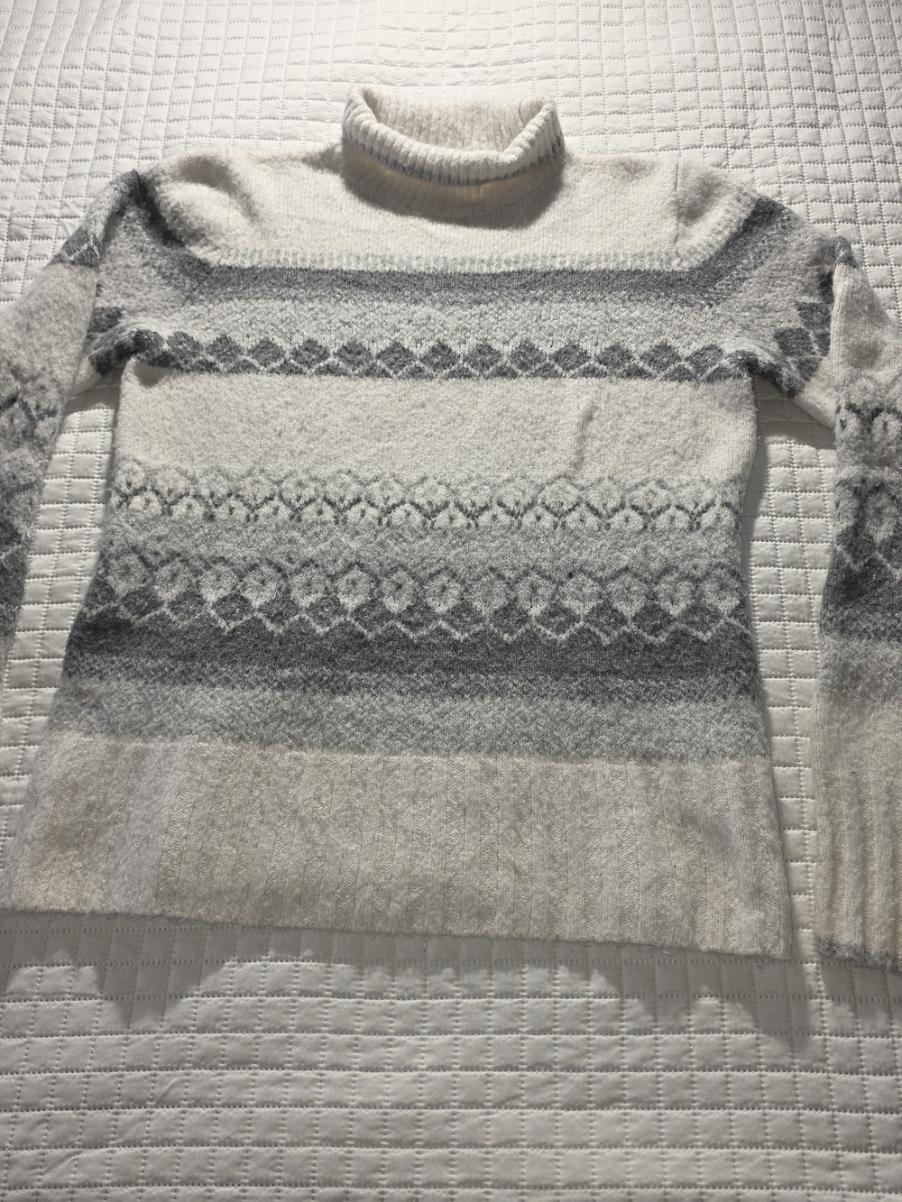 Max Studio Geometric Turtleneck Sweater in Gray Size Medium